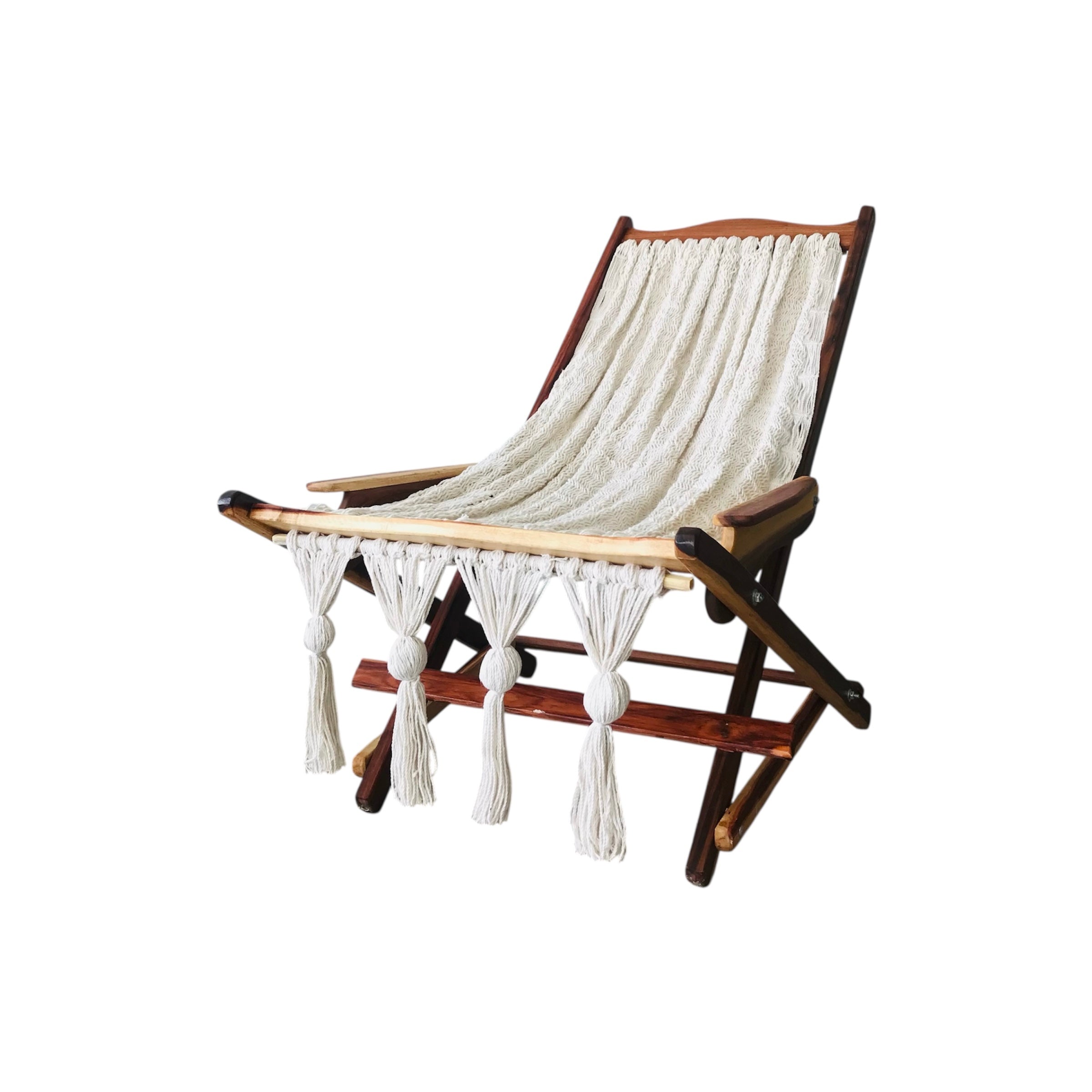 Silla mecedora tejida de borlas