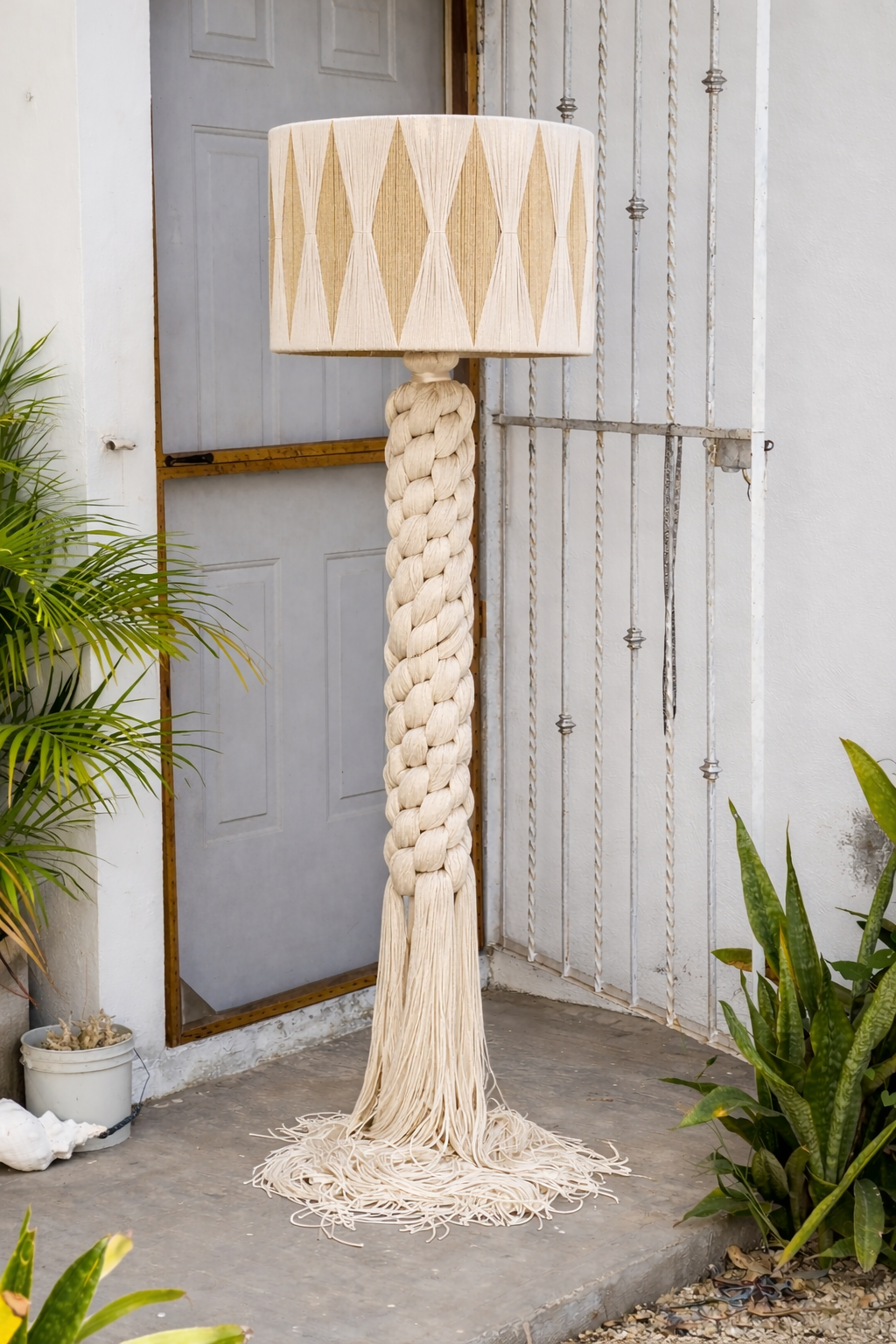 Lámpara de piso trenzada