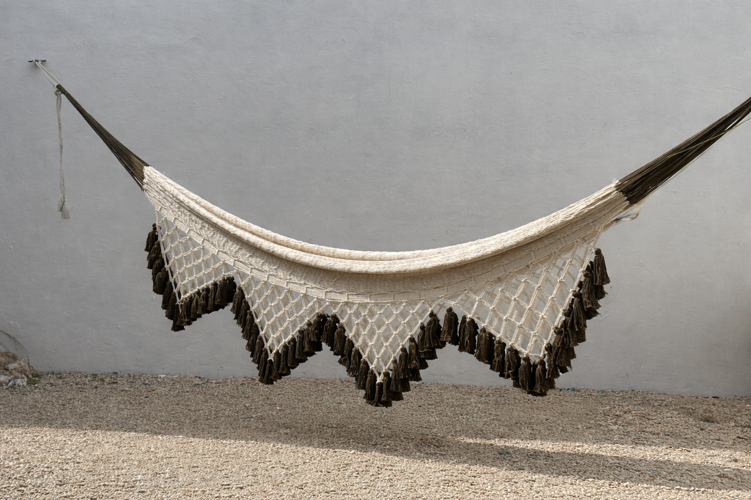 Cotton hammock with pompoms and tassels