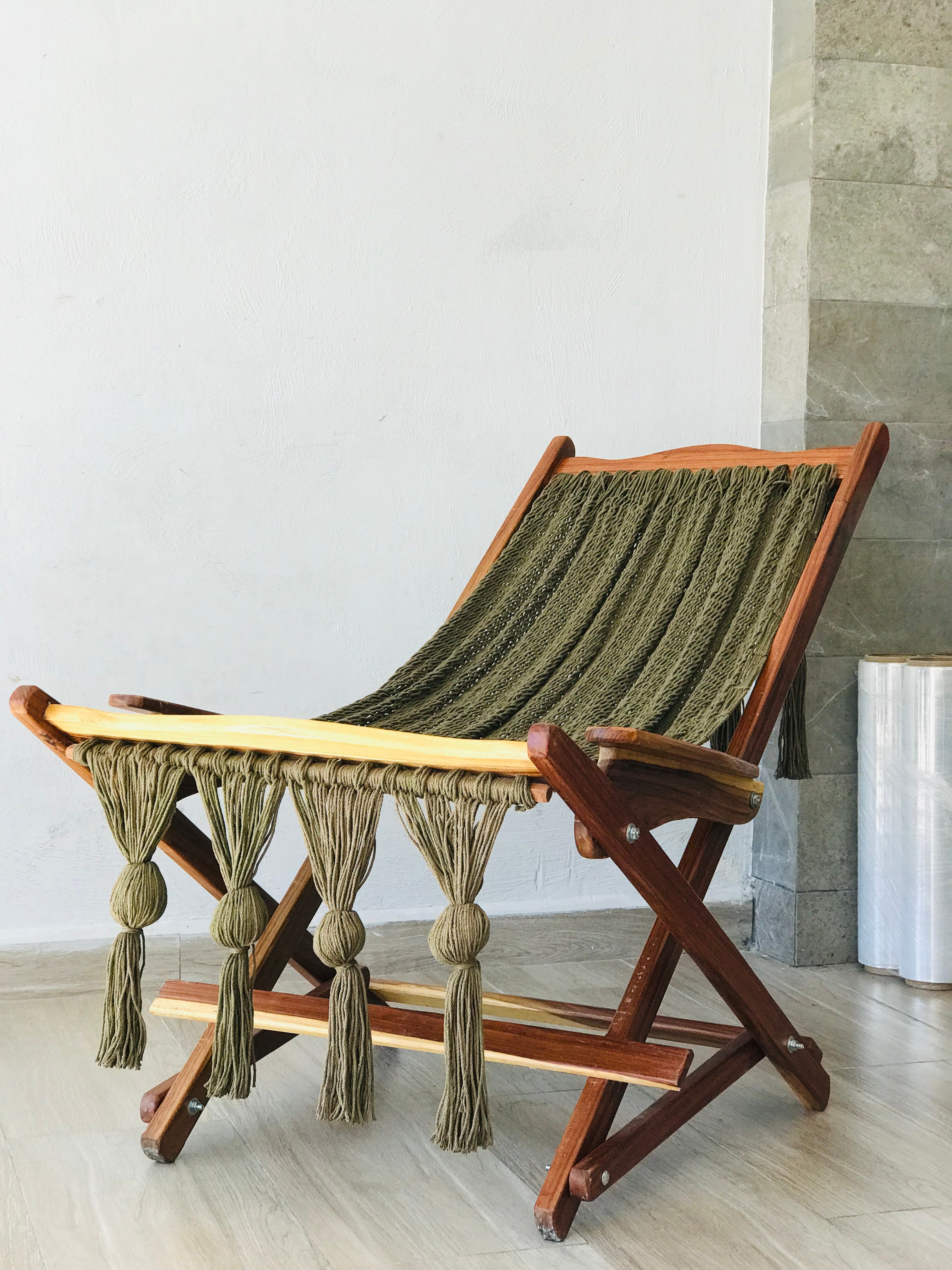 Silla mecedora tejida de borlas