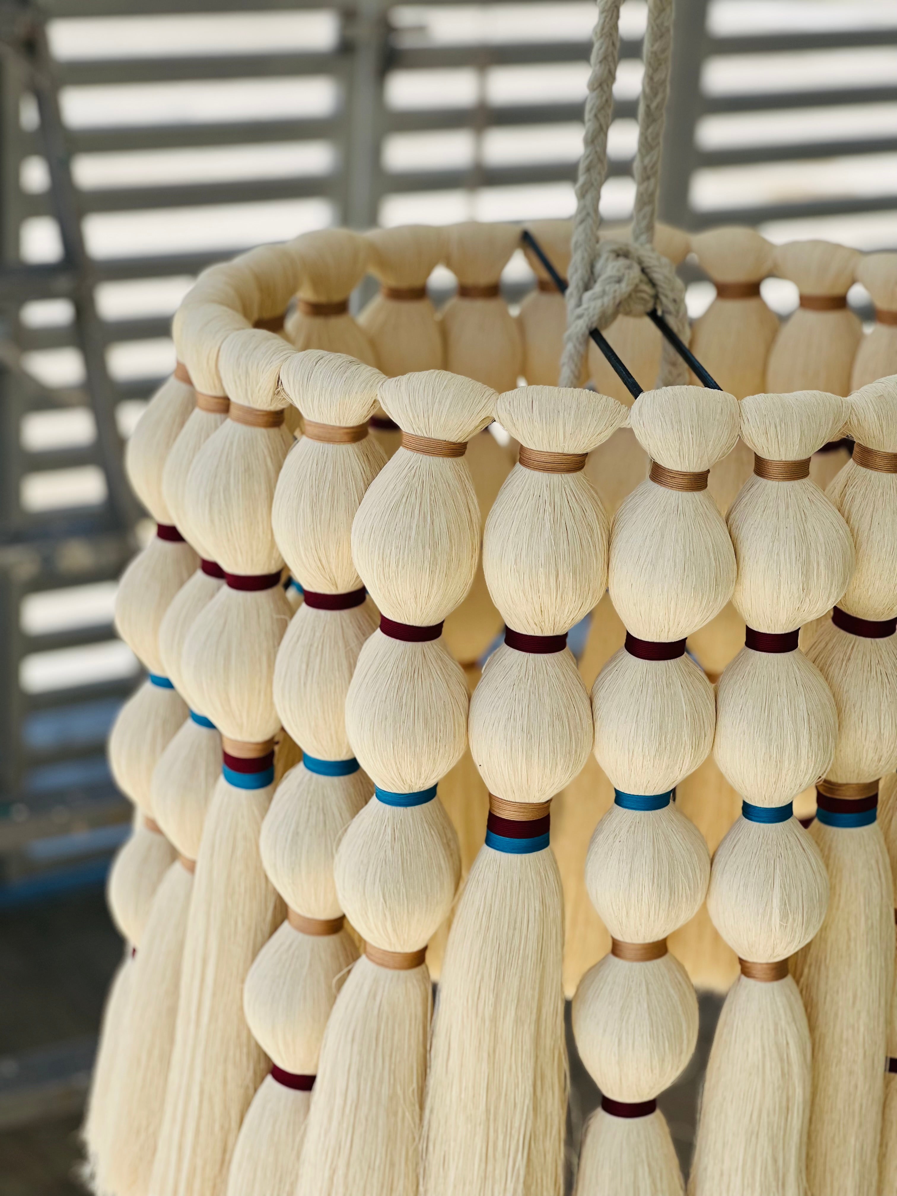 Pantalla colgante de borlas