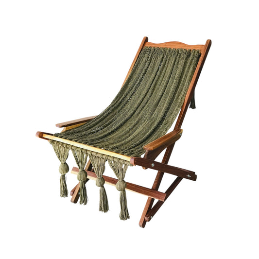 Silla mecedora tejida de borlas